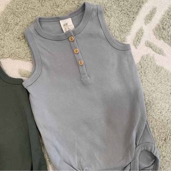 Bundle of Two H&M Baby Exclusive Organic Henley Tank Onesies in Green + Blue - Picture 3 of 3